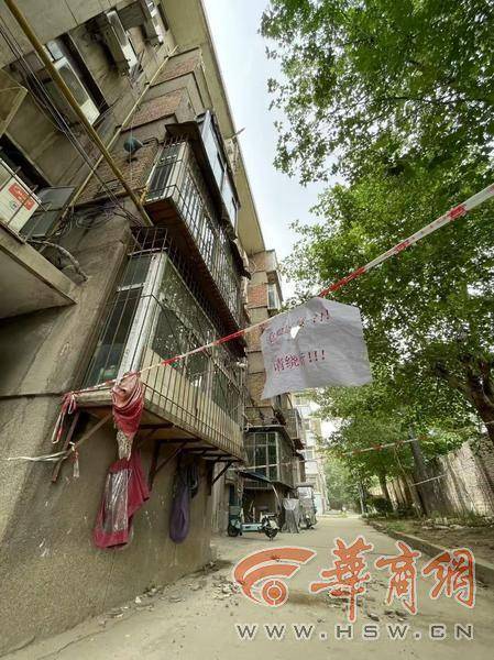 皇冠信用網会员开户申请
_大风中西安一40年老楼两户阳台坠落皇冠信用網会员开户申请
,居民担心危房盼安全鉴定