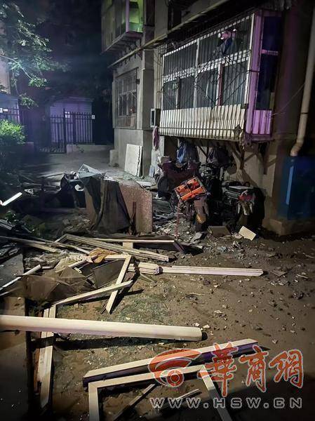 皇冠信用網会员开户申请
_大风中西安一40年老楼两户阳台坠落皇冠信用網会员开户申请
,居民担心危房盼安全鉴定