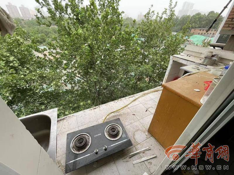 皇冠信用網会员开户申请
_大风中西安一40年老楼两户阳台坠落皇冠信用網会员开户申请
,居民担心危房盼安全鉴定