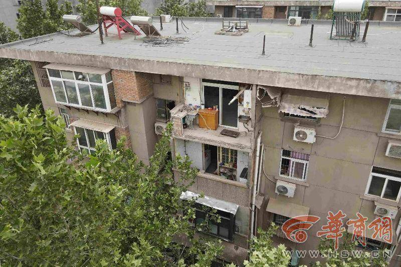 皇冠信用網会员开户申请
_大风中西安一40年老楼两户阳台坠落皇冠信用網会员开户申请
,居民担心危房盼安全鉴定