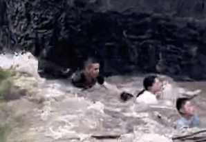 足球外围买球网站
_杭州4人下江堤被潮水卷走足球外围买球网站
，路人狂喊“抓树枝”，网友拍下惊险一幕