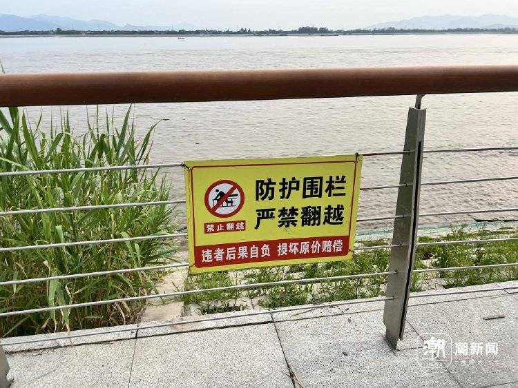 足球外围买球网站
_杭州4人下江堤被潮水卷走足球外围买球网站
，路人狂喊“抓树枝”，网友拍下惊险一幕