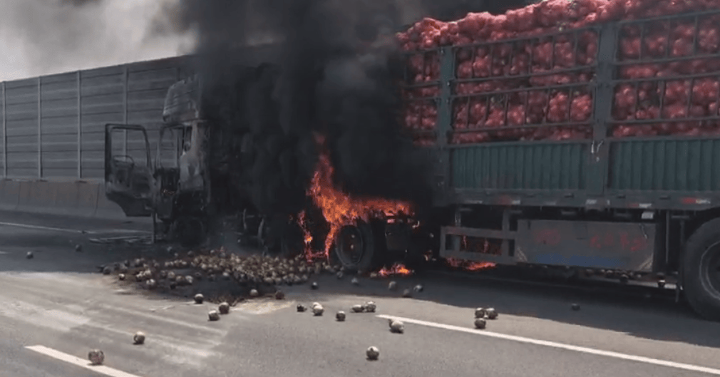 荷兰乙组联赛
_司机往后视镜一看荷兰乙组联赛
,糟了!670万元货物“葬身火海”