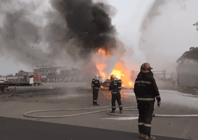 荷兰乙组联赛
_司机往后视镜一看荷兰乙组联赛
,糟了!670万元货物“葬身火海”