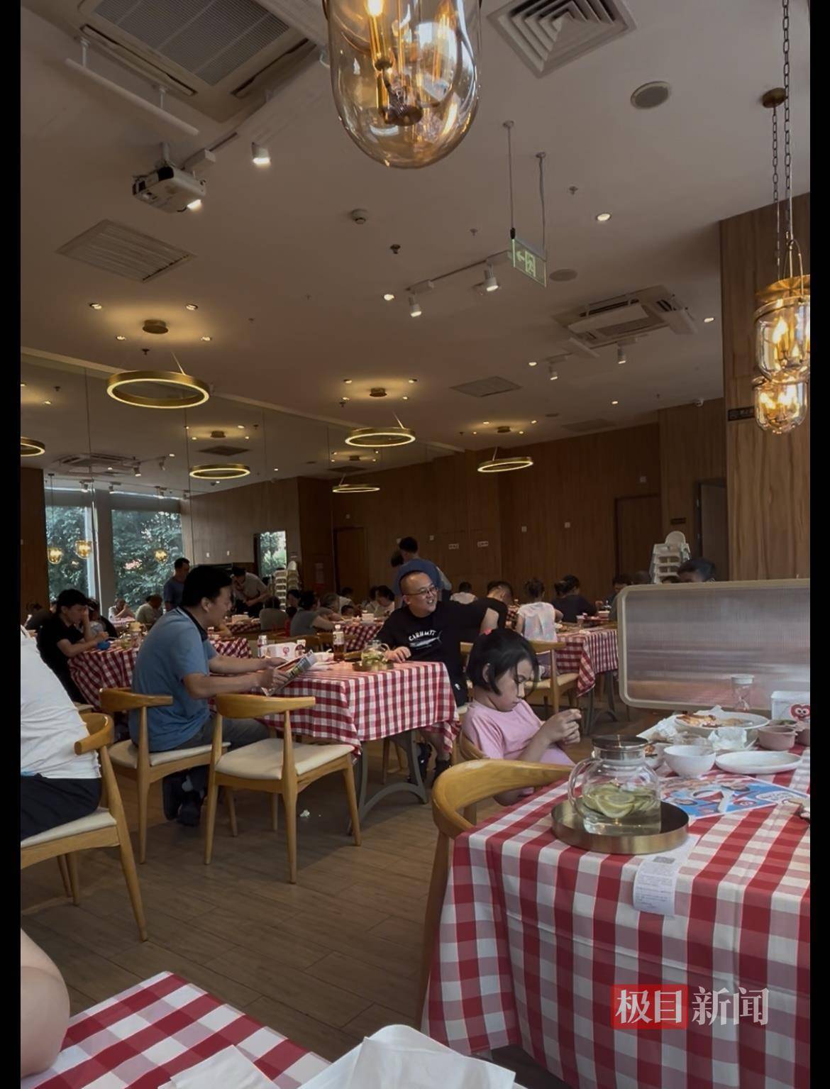 秘鲁甲组联赛 | 实探罗永浩就餐的西贝门店:40余桌基本坐满秘鲁甲组联赛,老罗包间上午10点就被预定,有顾客大喊“特意来支持贾总”