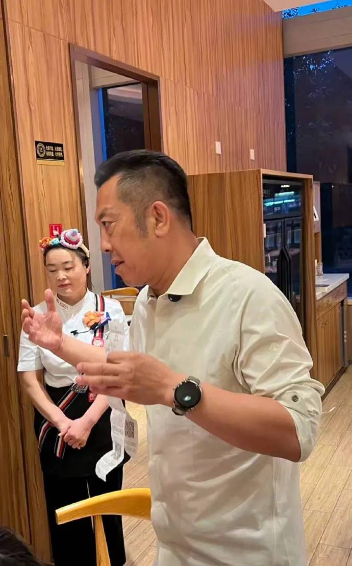 罗永浩宣布“停战”西班牙甲组联赛,数据显示事件中仅有6%的公众支持西贝;多位餐饮老板声援西贝 | 西班牙甲组联赛