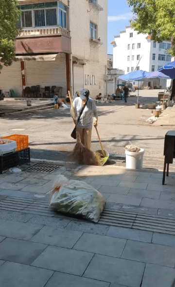 斯洛文尼亚甲组联赛 | 浙江一店主允许大妈门口摆摊斯洛文尼亚甲组联赛,时常被大妈“投喂”蔬果:每次收摊时,都打扫得干干净净