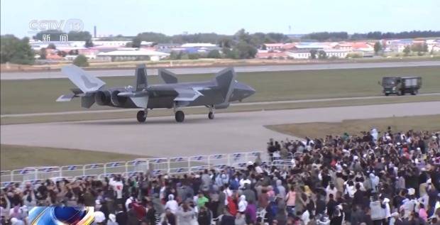 阿根廷全国联赛_震撼通场阿根廷全国联赛!歼-20与“外挂”空警-500首次组队飞行表演