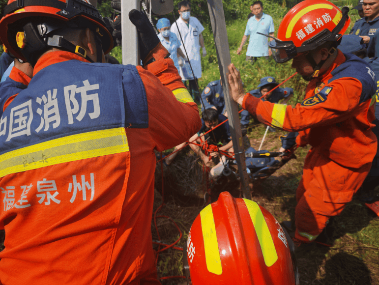 哥斯达黎加甲组联赛_多条蛇缠身哥斯达黎加甲组联赛,女子被咬了也不敢动!深井内苦撑54小时后……