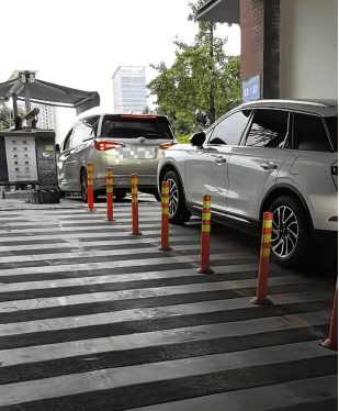 哥斯达黎加乙组联赛_成都一车主不缴停车费致出口堵塞哥斯达黎加乙组联赛,物业:对方称不开发票就不缴费,屡次发生,已报案