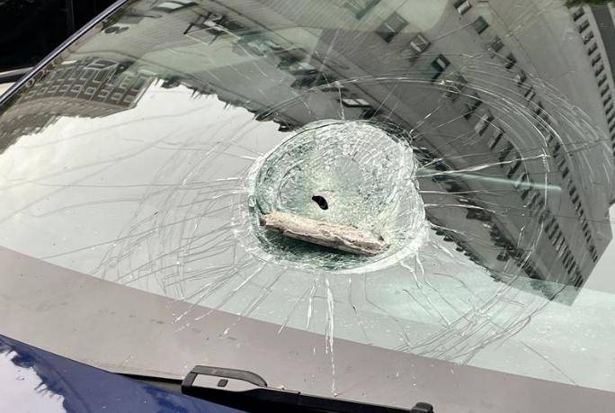 芬兰甲组联赛_太吓人!上海一小区外墙瓷砖从32楼落下芬兰甲组联赛,9辆车被砸得面目全非,居民:不是第一次