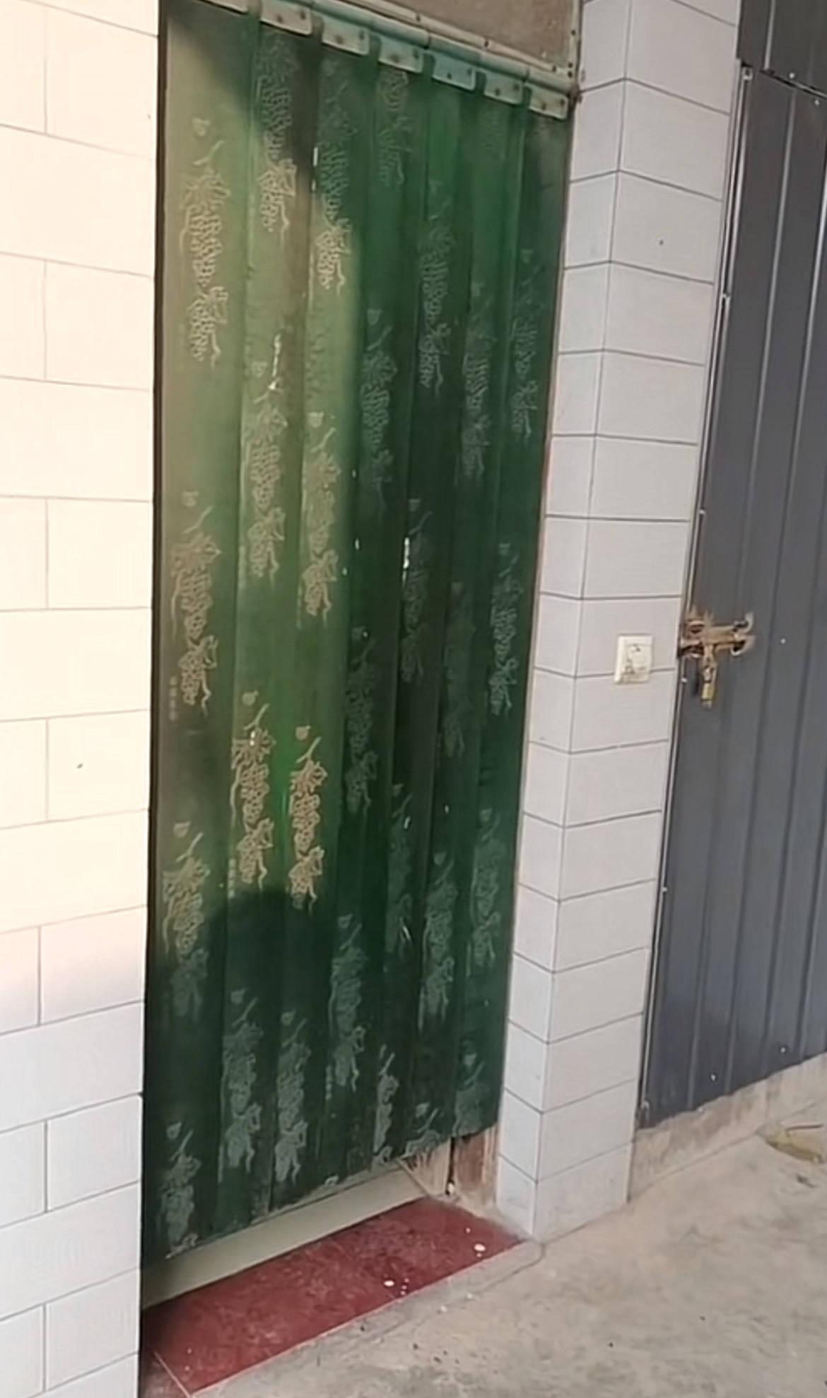 皇冠信用网在线开户_监控曝光!运城一男子因前女友拒复合持刀闯入家中皇冠信用网在线开户,女子哥哥在家门口遇害,案件将开庭