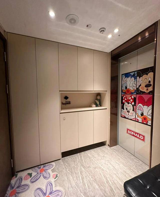 意大利甲组联赛_物业“不让门口放鞋子”意大利甲组联赛,门口放鞋柜违法吗?