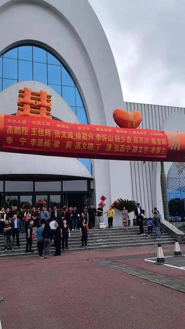 怎么注册皇冠信用代理_山东一酒店一天办8场婚礼怎么注册皇冠信用代理,新人共用一个充气拱门,酒店称免费提供:大家都想放前面,顺序不好协调