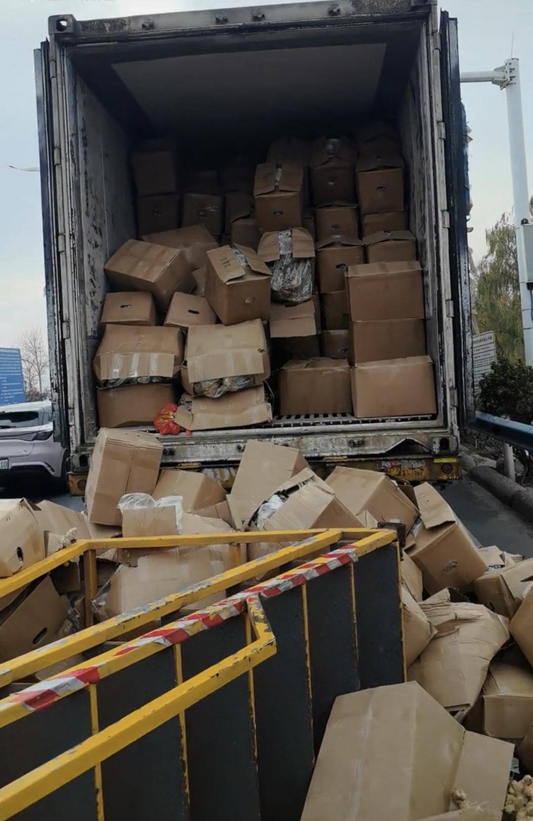 皇冠信用网登2代理_河南收费站绿通悲剧:司机被要求登上损坏梯子查货