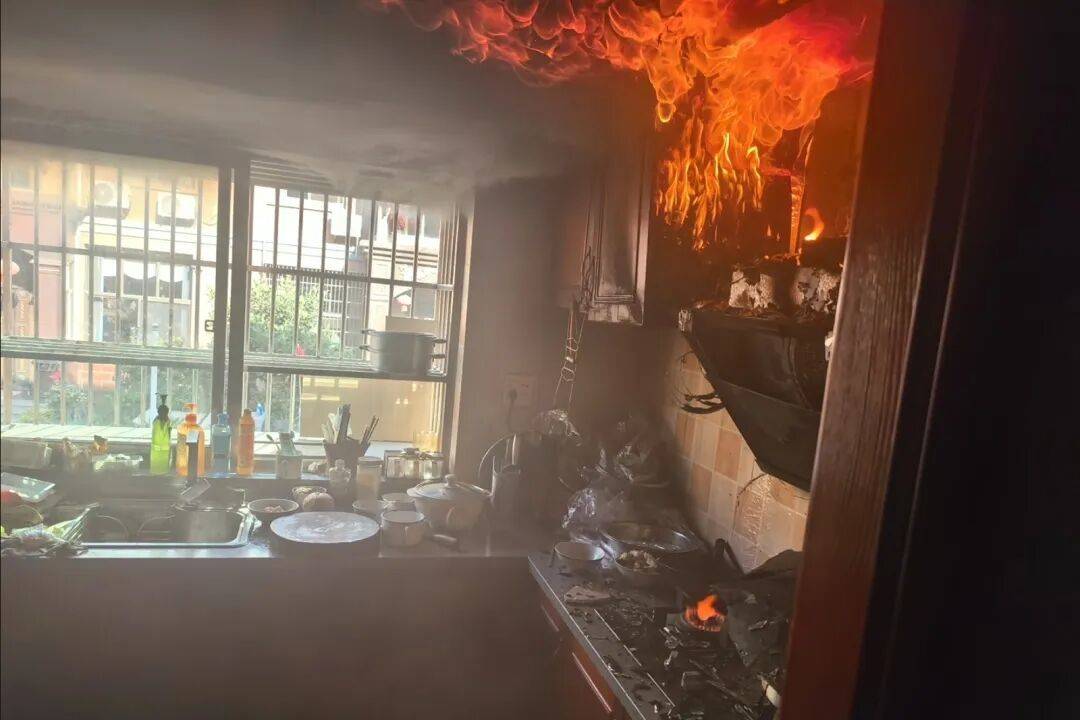 皇冠信用盘如何开户_女子炖肉时出门领免费鸡蛋皇冠信用盘如何开户,回家时傻眼:煤气灶、油烟机全被烧毁,损失超8000元